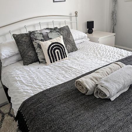 Twenty Four Apartment Хайт Екстериор снимка