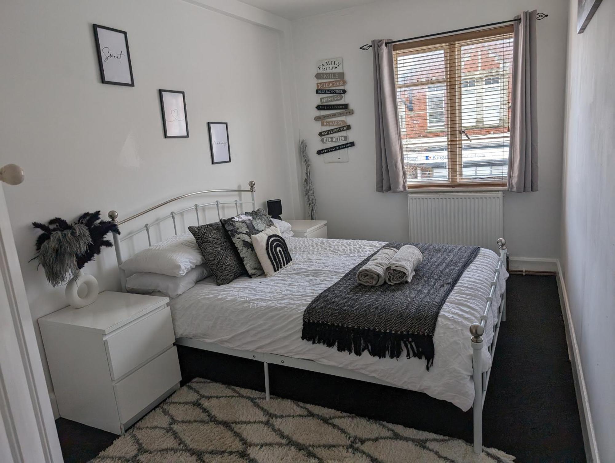 Twenty Four Apartment Хайт Екстериор снимка