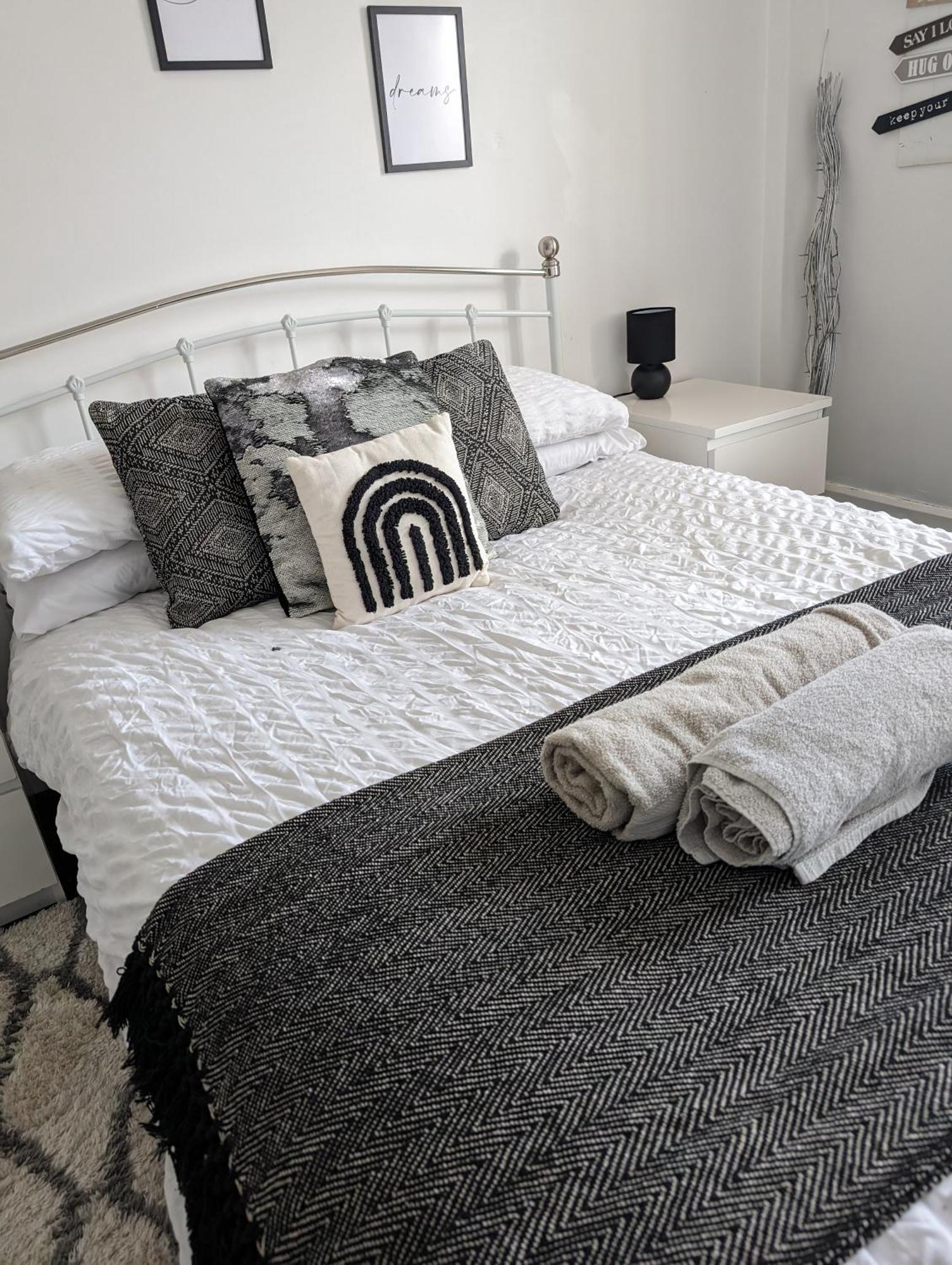 Twenty Four Apartment Хайт Екстериор снимка